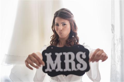 la sposa si diverte prima di indossare l'abito 