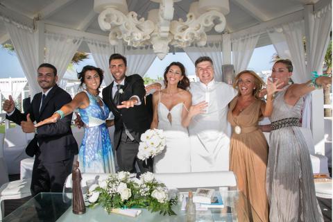 gli sposi e il celebrante ballano dopo lo scambio degli anelli