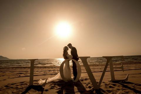splendido tramonto al sohal beach e momento romantico degli sposi