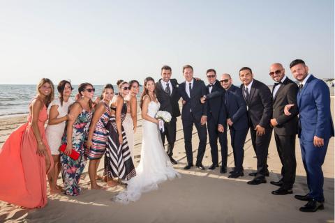 sposi e amici si divertono sulla spiaggia
