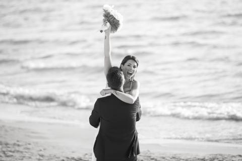 sposi che si divertono in spiaggia al sohal beach in scatti reportage