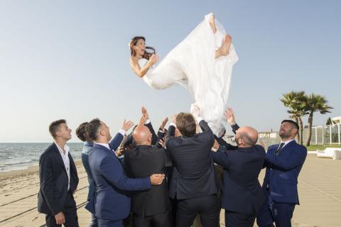 la sposa vola sulla spiaggia del sohal beach