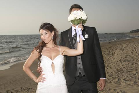 gli sposi si divertono in spiaggia