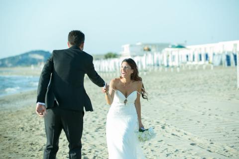 raggiante sorriso della sposa sulla spiaggia foto senza posa