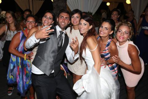 tra brindisi e balli gli sposi vengono fotografati in stile reportage