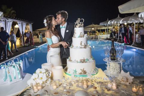 taglio torta degli sposi a bordo piscina 